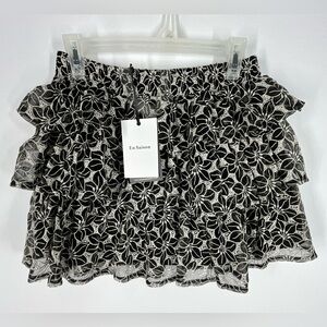 NWT! En Saison Embroidered Burnout Black and White Floral Tiered Mini Skirt | L